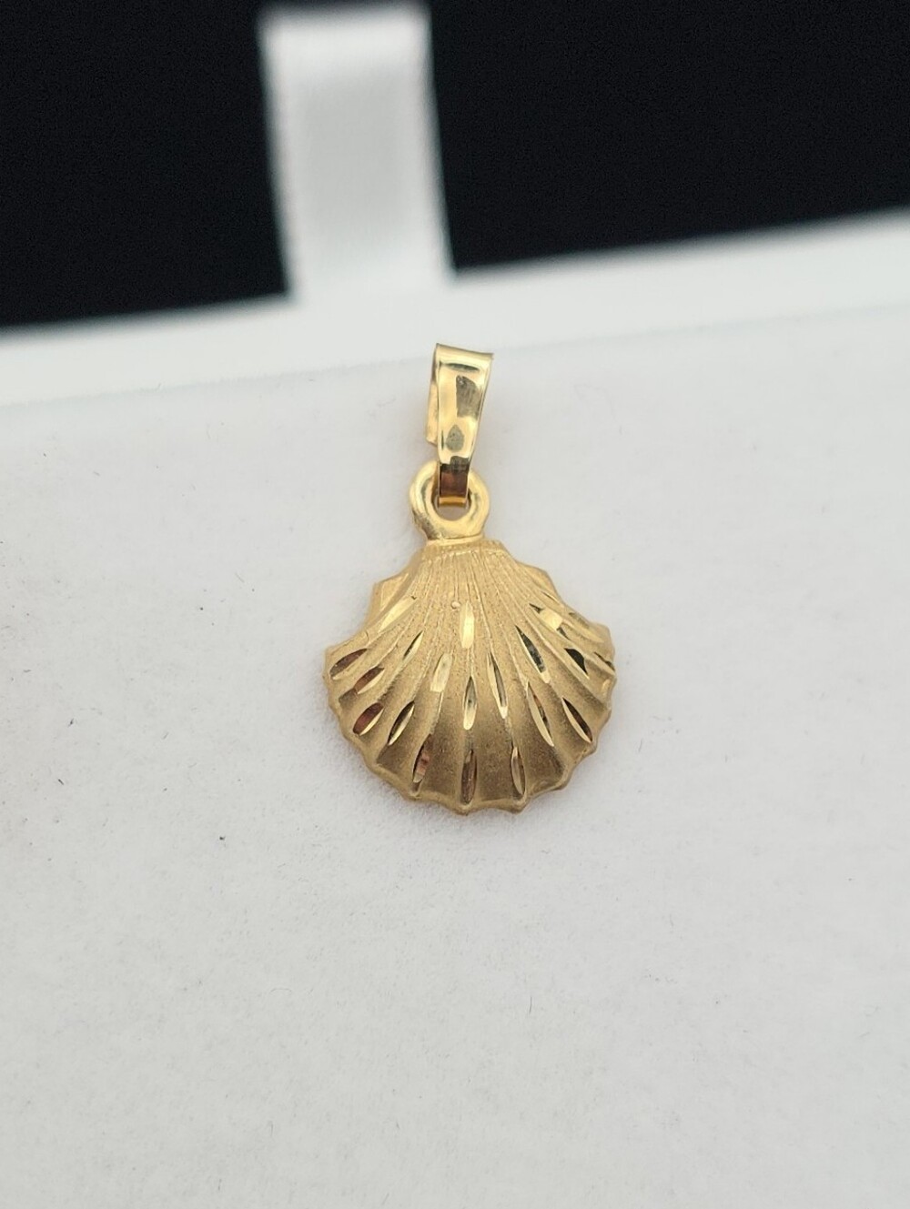 Vintage Fine Jewelry 14k Gold Dainty Minimalist Seashell Charm Pendant Beach